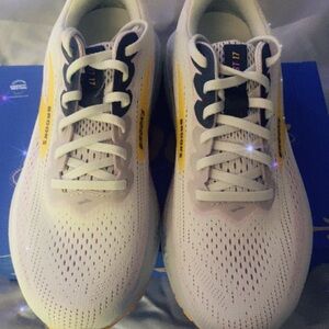 Brooks White and Pink Athletic Shoes women’s size 8 multi color